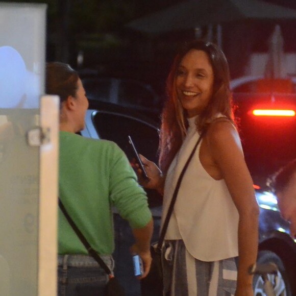 Maria Maya se diverte com a namorada, Laryssa Ayres