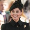 Kate Middleton na trend do militarismo. Maquiagem discreta com blush para marcar as bochechas e deixar uma cor saudável