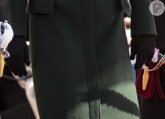 Kate Middleton usou luvas em look com trench coat verde-militar