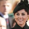 Kate Middleton na trend do militarismo: Trench coat McQueen e fascinator verde-militar