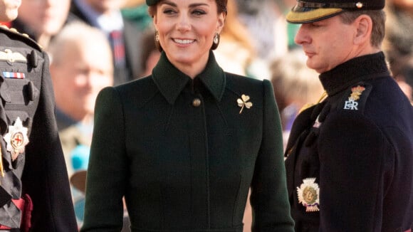 Militarismo em alta! Kate Middleton usa trench coat McQueen em evento