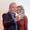Roberto Justus faz Selfie com a mulher, Ana Paula Siebert, na estreia de 'O Aprendiz'