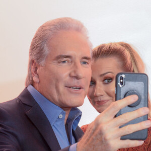 Roberto Justus faz Selfie com a mulher, Ana Paula Siebert, na estreia de 'O Aprendiz'