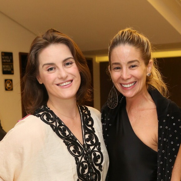 Danielle Winits apostou em calça metalizada e se encontrou com a protagonista da peça 'O Som e a Sílaba', Alessandra Maestrini