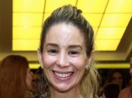 Danielle Winits dispensa make e aposta em calça metalizada em pré-estreia. Fotos