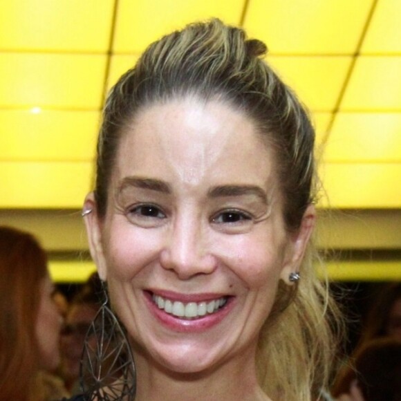 Danielle Winits dispensou o make ao prestigiar à pré-estreia de peça 'O Som e a Sílaba', no teatro XP Investimentos, no Jockey Clube da Gávea, Zona Sul do Rio de Janeiro, nesta terça-feira, 19 de março de 2019