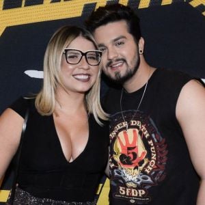 Marília Mendonça investe em look com decote para prestigiar show de Luan Santana