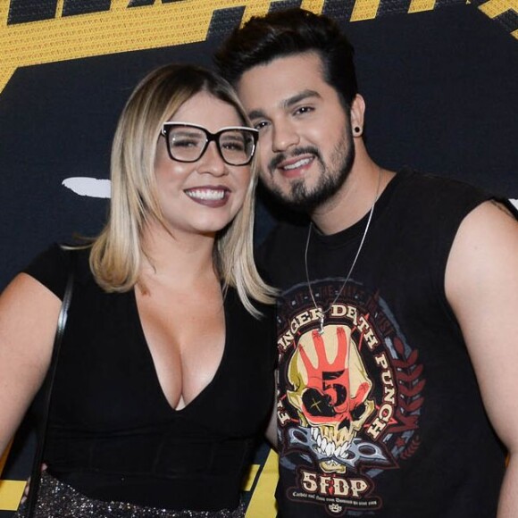 Marília Mendonça investe em look com decote para prestigiar show de Luan Santana