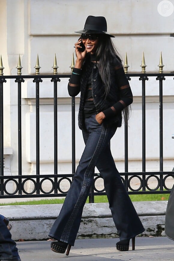 Naomi Campbell passeia pela cidade de Paris