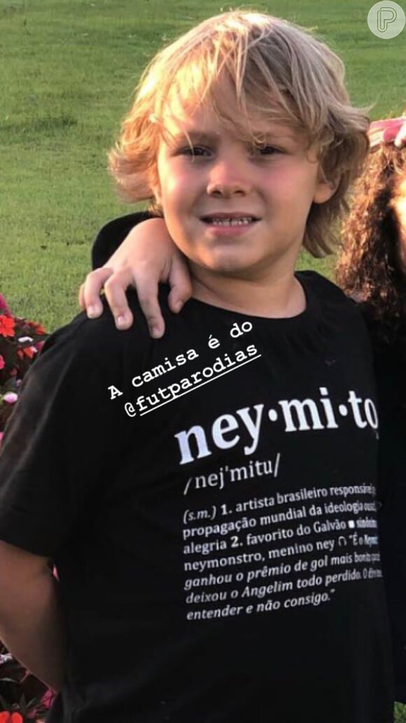 Carol Dantas compartilhou uma foto do filho, Davi Lucca, com uma camisa em homenagem ao pai