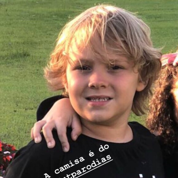 Carol Dantas compartilhou uma foto do filho, Davi Lucca, com uma camisa em homenagem ao pai