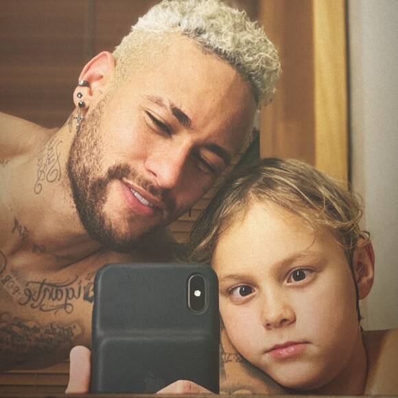 Filho de Neymar, Davi Lucca usa camiseta com a palavra 'Neymito' em foto publicada nesta sexta-feira, dia 22 de março