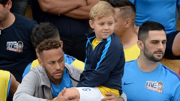 Carol Dantas exibe Davi Lucca com camisa para Neymar e fãs aprovam: 'Quero'