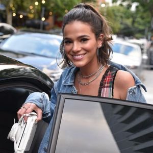 Bruna Marquezine está em viagem missionária por Angola, na África