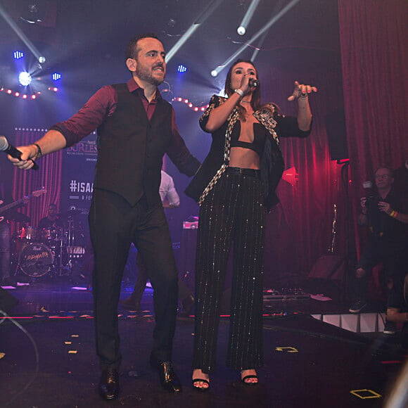 Paula Fernandes cantou na festa de aniversário do empresário Isaac Azar, dono da cadeia de restaurantes Paris 6