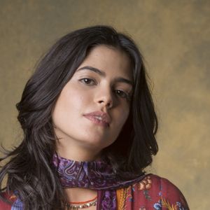 Na novela 'Órfãos da Terra', Laila (Julia Dalavia) foge ao passar para trás Fauze (Kaysar Dadour) e Jamil (Renato Góes) no capítulo de quinta-feira, 4 de abril de 2019