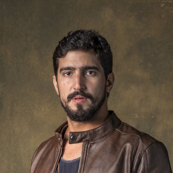 Na novela 'Órfãos da Terra', Jamil (Renato Góes) conclui que Laila (Julia Dalavia) é a jovem por quem se apaixonou no capítulo de quinta-feira, 4 de abril de 2019