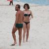 Deborah Secco exibiu boa forma na praia ao lado do marido há 6 meses