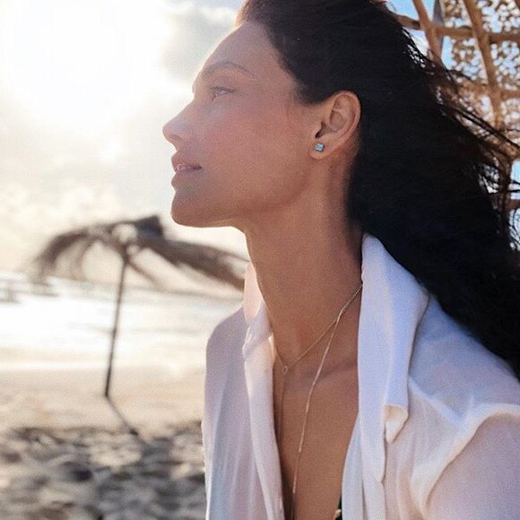 Débora Nascimento deu a entender que a foto foi tirada no natal