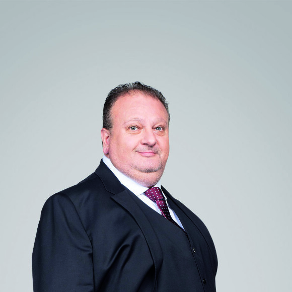 Ao som de 'Danúbio Azul', Erick Jacquin compartilhou vídeo dançando valsa com a filha de 4 meses.