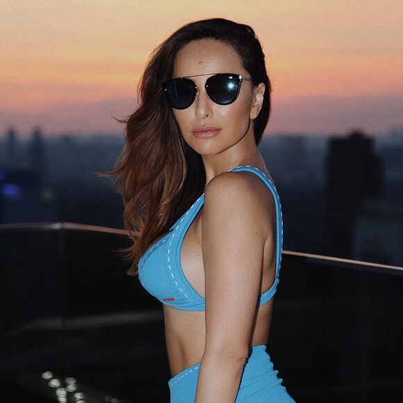 Sabrina Sato posou retirando leite para a filha e foi alvo de críticas em foto recente