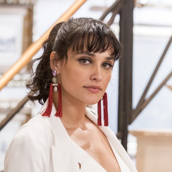 Na novela 'Verão 90', Madá (Fabiana Karla) conta a Gisela (Débora Nascimento) que a relação dela e Patrick (Klebber Toledo) não teve fim no capítulo de quinta-feira, 11 de abril de 2019