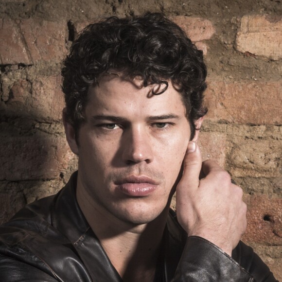 José Loreto está morando em flat da Barra da Tijuca e foi visto dias atrás tomando cerveja com Eduardo Moscovis