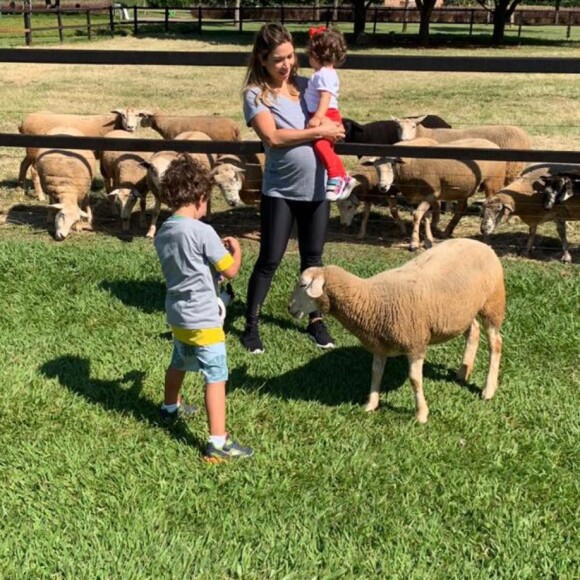 Patricia Abravanel exibiu o barrigão de grávida ao brincar com os filhos neste domingo, 31 de março de 2019