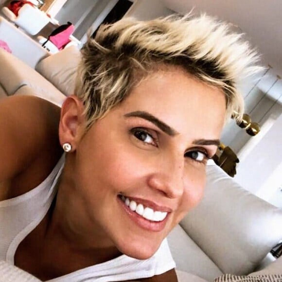 Deborah Secco platinou o visual e tem recebido comparações com Xuxa Meneghel