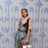 Bruna Marquezine elegeu bolsa prata para compor look de princesa contemporânea