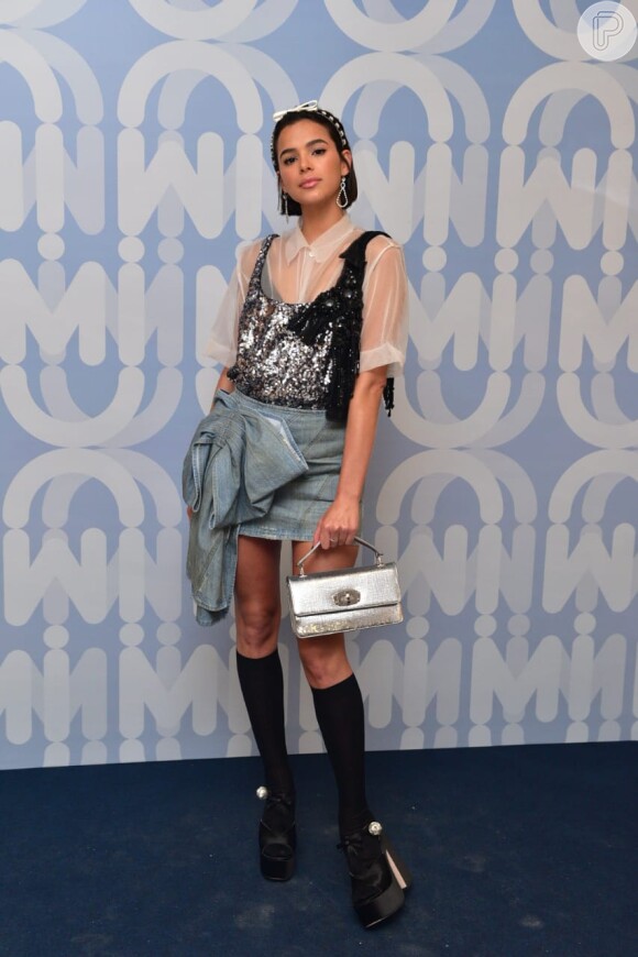 Bruna Marquezine elegeu bolsa prata para compor look de princesa contemporânea
