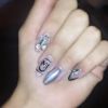 Bruna Marquezine escolhe nail art e unhas de acrílico com transparência para evento em São Paulo
