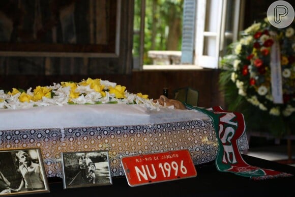 Objetos pessoais de Hugo Carvana foram colocados próximos ao caixão