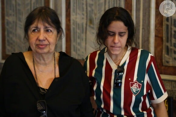 Rita foi ao velório com a camisa do Fluminense, time do coração de seu pai, Hugo Carvana