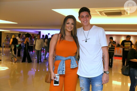 Suzanna Freitas, filha de Kelly Key, curtiu pré-estreia de filme com namorado no Rio de Janeiro