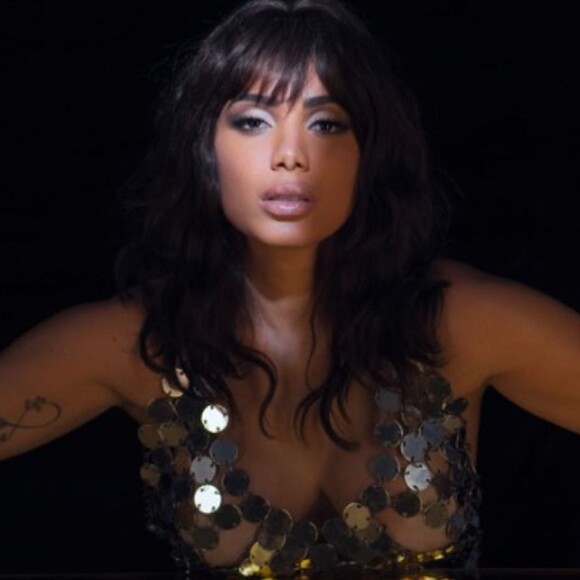 O vídeo em que Anitta foi vista beijando duas mulheres faz parte do clipe de uma das 10 músicas do seu novo álbum audiovisual 'Kisses'