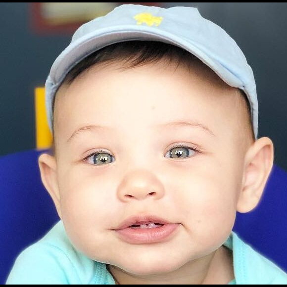 Filho de Andressa Suita e Gusttavo Lima, Samuel mostrou os dentinhos em fotos na web nesta sexta-feira, 5 de abril de 2019