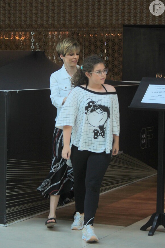 Ana Furtado passeia com a filha, Isabella, em shopping Village Mall no Rio de Janeiro