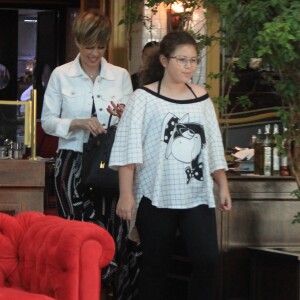 Ana Furtado e a filha, Isabella, foram juntas a restaurante no Village Mall
