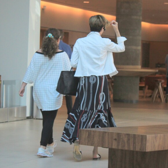 Ana Furtado caminha lado a lado com a filha, Isabella
