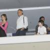 Harrison Ford e a família assistiram aos desfiles das campeãs na Sapucaí