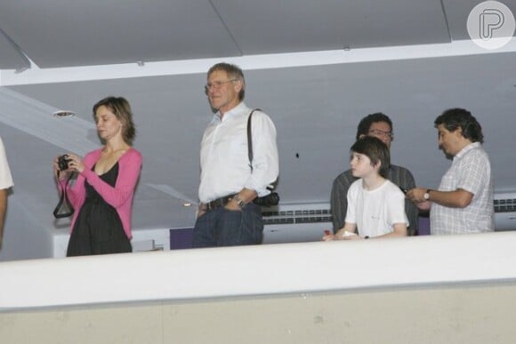 Harrison Ford e a família assistiram aos desfiles das campeãs na Sapucaí