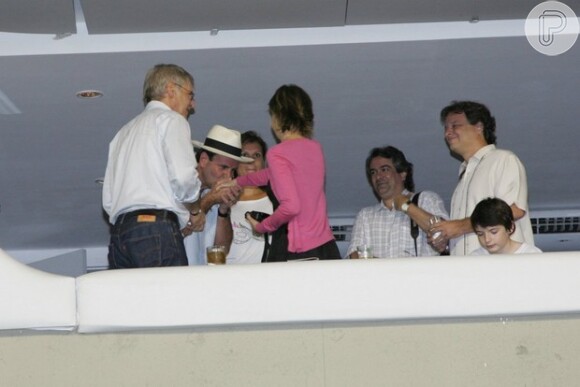 Harrison Ford e a família assistiram aos desfiles das campeãs na Sapucaí