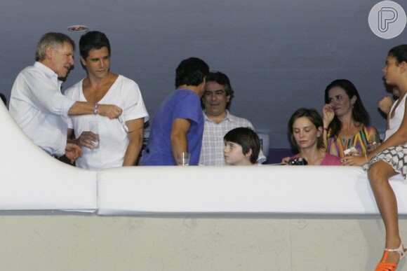 Harrison Ford e a família assistiram aos desfiles das campeãs na Sapucaí