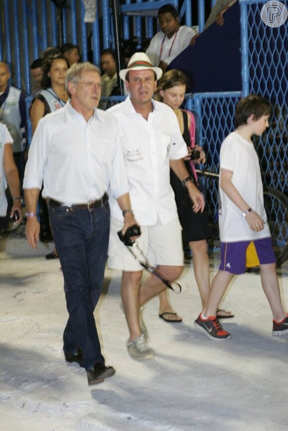 Eduardo Paes levou Harrison Ford e família para o recuo da bateria da Grande Rio