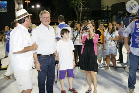 Harrison Ford e a família assistiram aos desfiles das campeãs na Sapucaí