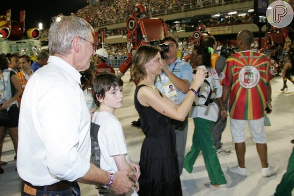 Harrison Ford e a família assistiram aos desfiles das campeãs na Sapucaí