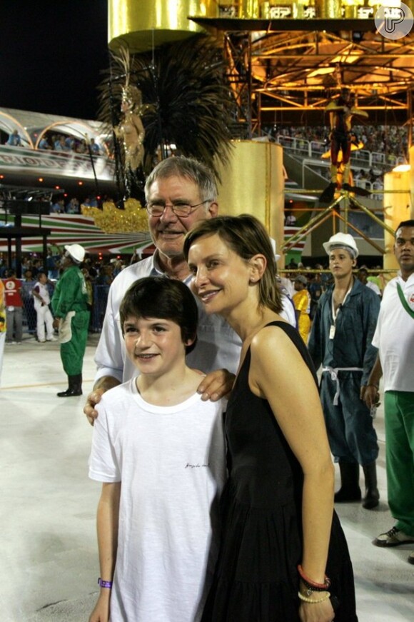 Harrison Ford foi com a mulher, Calista Flockhart e o filho dela, Liam, para a Marquês de Sapucaí, no desfilde das campeãs deste sábado, 16 de fevereiro de 2013