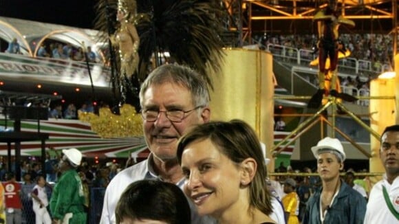 Harrison Ford curte desfile das campeãs na Sapucaí e praia no calor do Rio