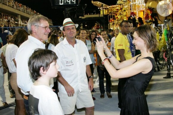 Harrison Ford e a família assistiram aos desfiles das campeãs na Sapucaí